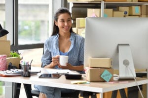 emprendedora tomando cafe