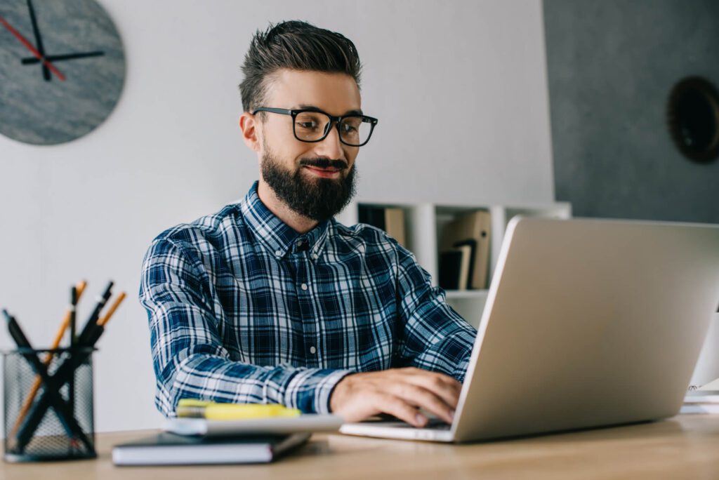 persona revisando su correo en Google Workspace