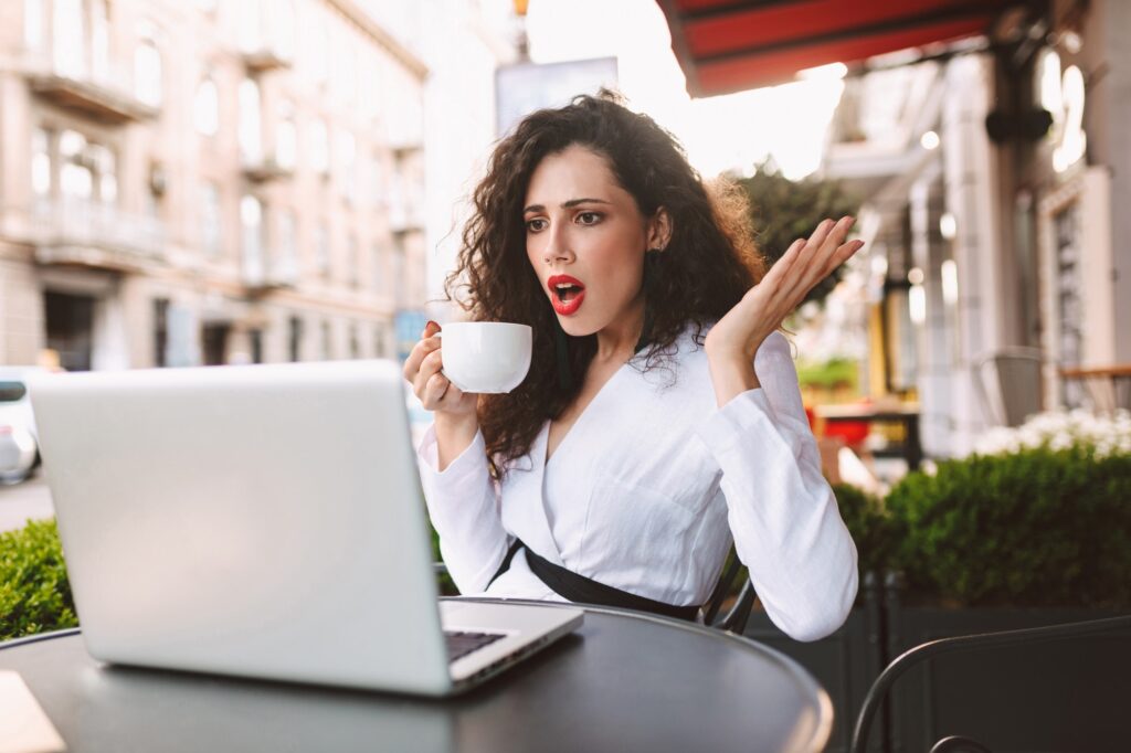 mujer decepcionada en su computadora