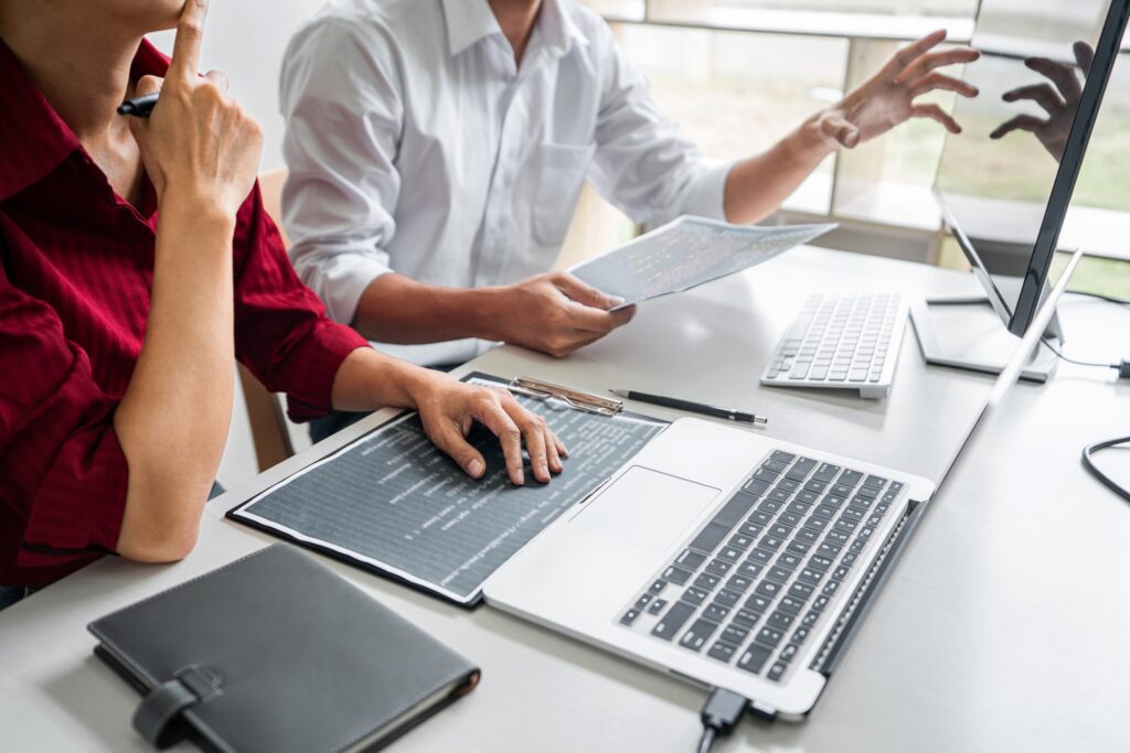 Programadores revisando que el certificado de seguridad funcione