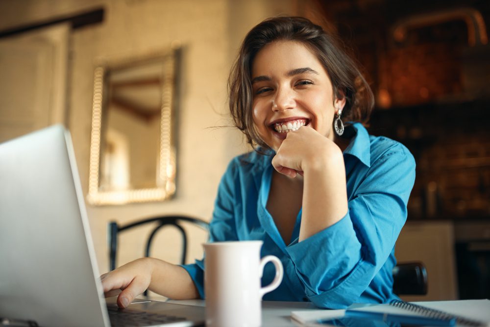 Mujer haciendo SEO mientras toma café 