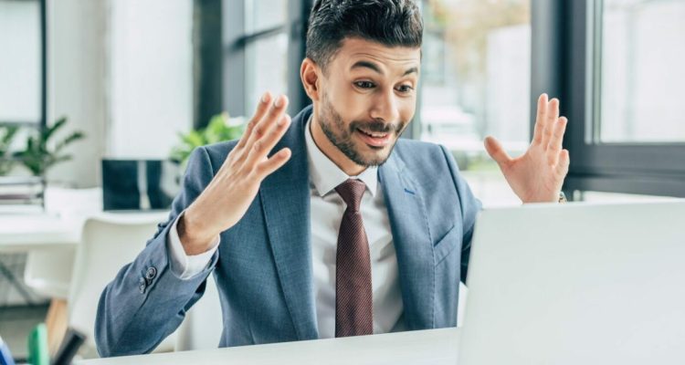 Hombre sorprendido con computadora