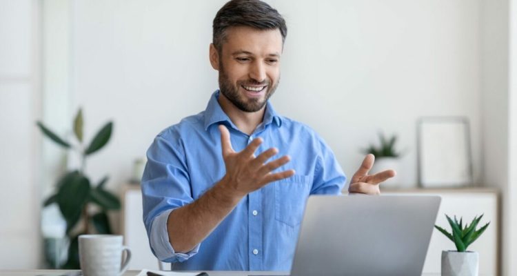 Hombre sorprendido computadora